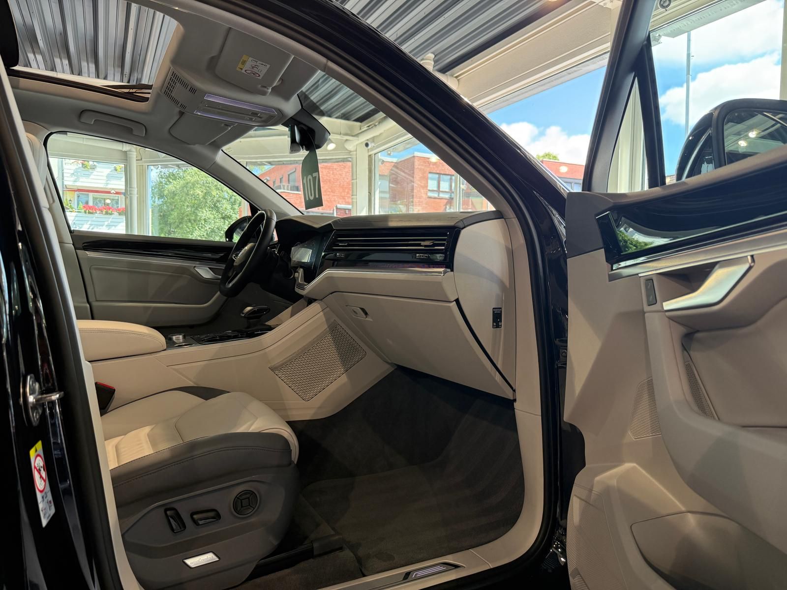 Volkswagen Touareg Elegance 4Motion eHybrid - Samsaru's Car Outlet