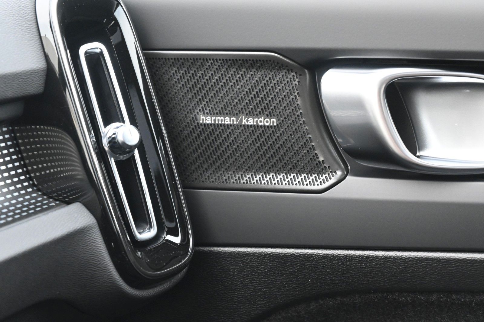 Volvo XC40 B3 DKG Plus Black Edition*PANO*360°*ACC*AHK