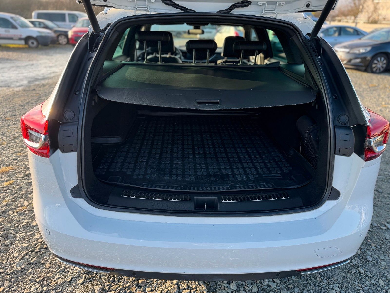 Opel Insignia Sports Tourer Elegance 2.0D - Samsaru's Car Outlet