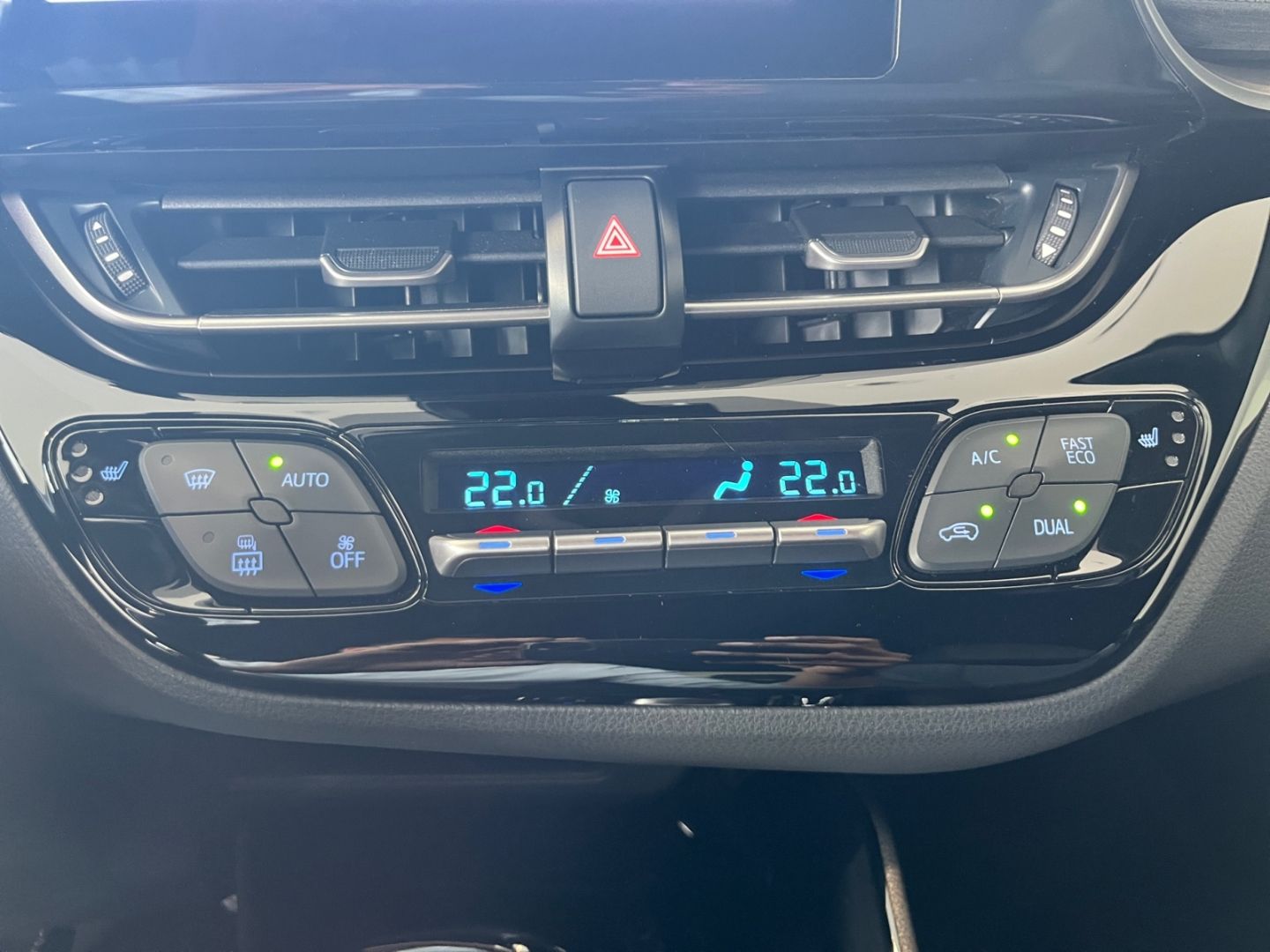Toyota C-HR 2.0 Hybrid Team - Samsaru's Car Outlet