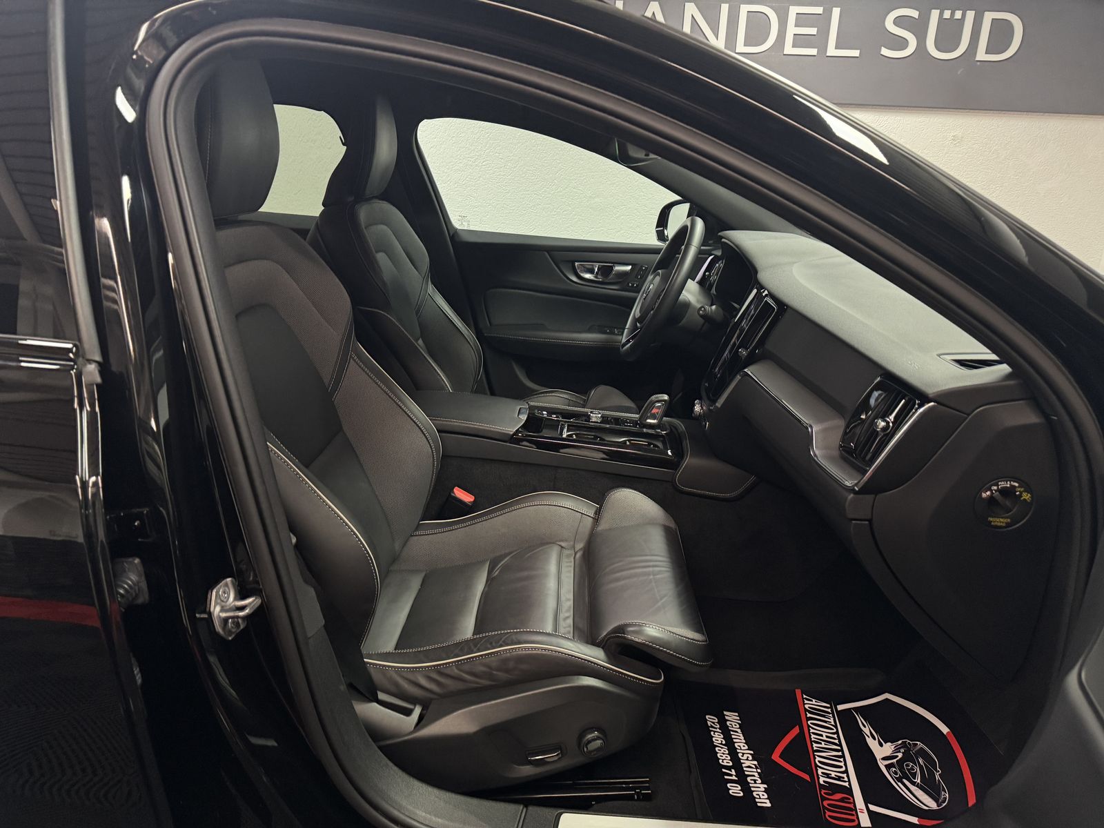 Volvo V60 R Design Recharge Plug-In Hybrid AWD