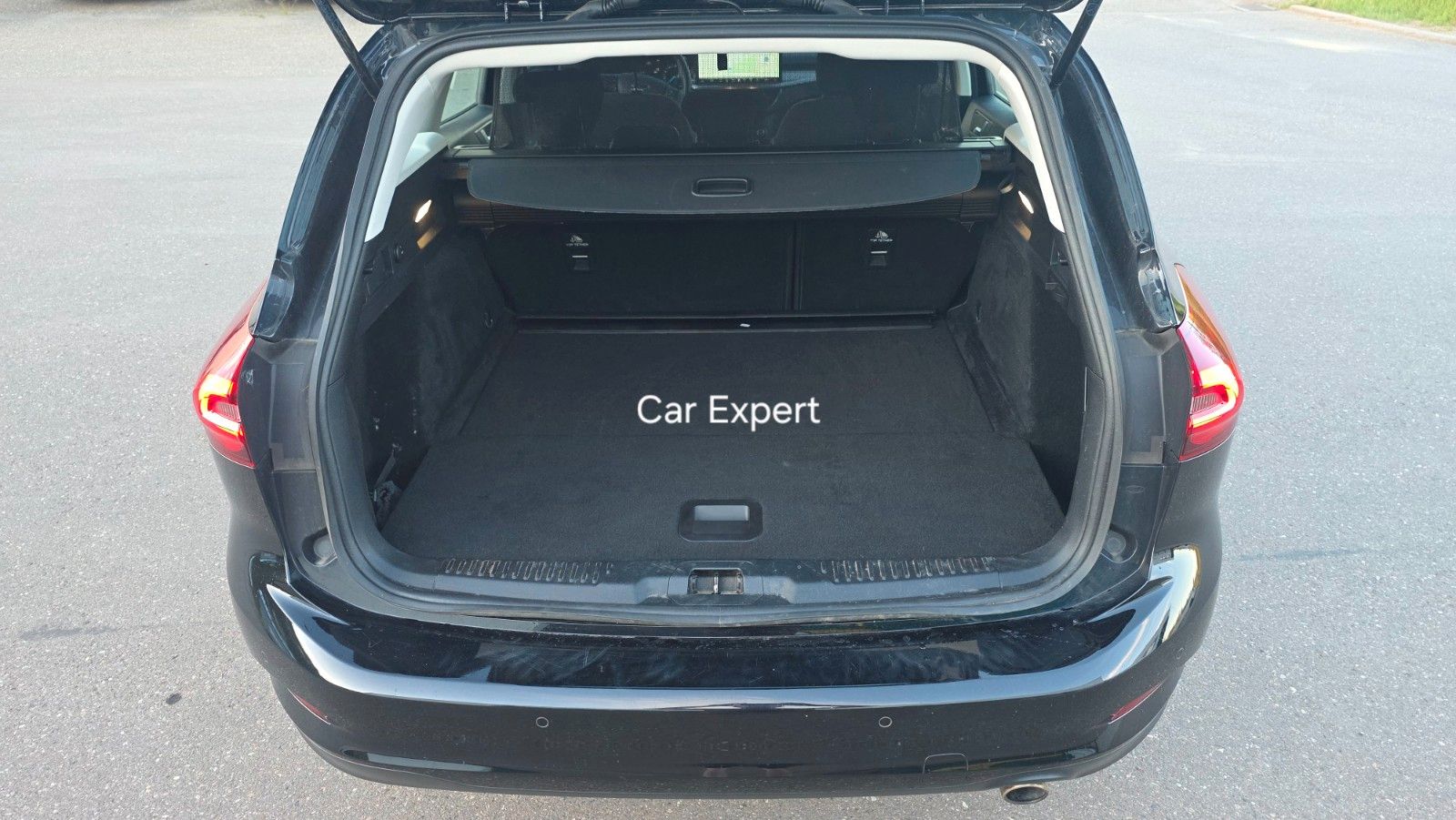 Ford Focus TurnierTitanium,1Hand,8xAlu,Scheckheft,LED