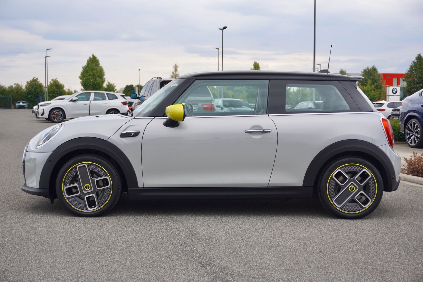 MINI Cooper SE Hatch - Samsaru's Car Outlet