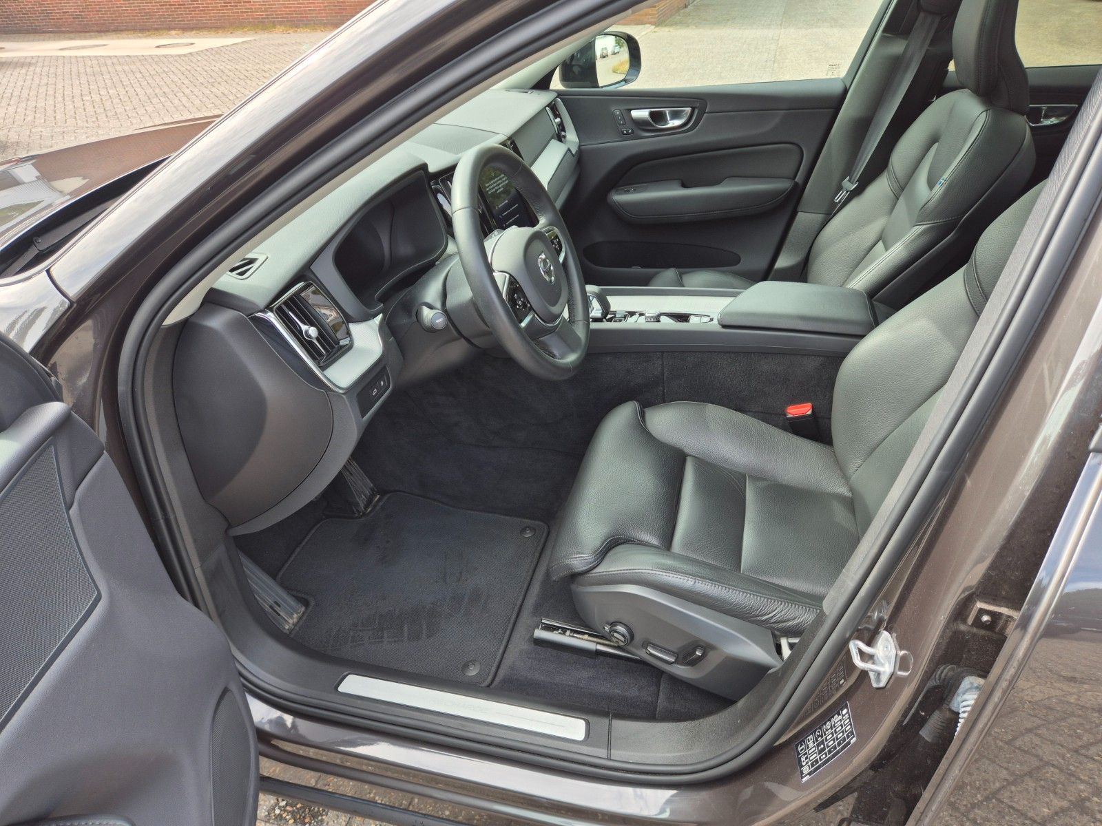 Volvo XC60 Plus Dark Recharge Plug-In Hybrid AWD