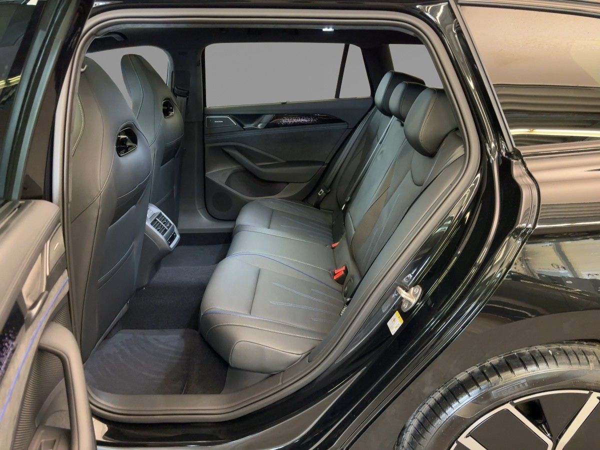 Volkswagen Passat Variant R-Line 1,5 eHybrid DSG AHZV PANO