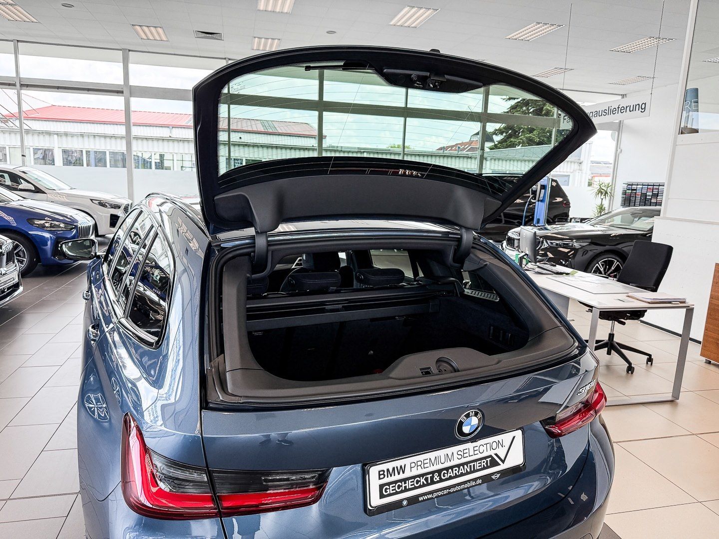 BMW 318i Touring M Sport + DA + PA+ + ACC + HUD + UV