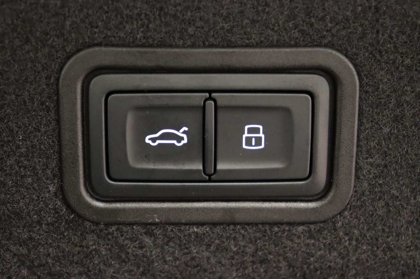 Audi A8 lang 60 TFSI e quattro S line - Samsaru's Car Outlet