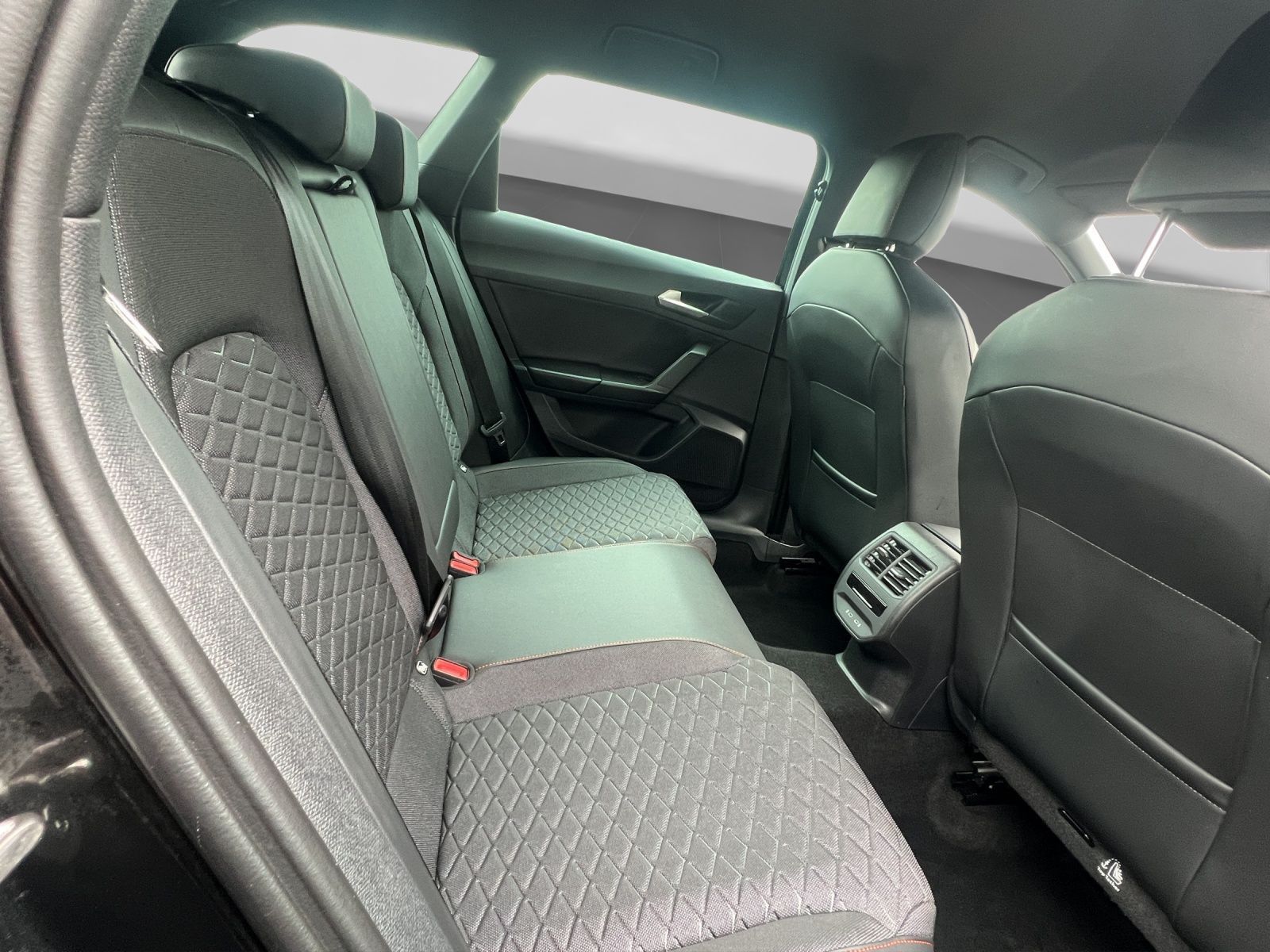Seat Leon Sportstourer 2.0 TDI DSG FR NAVI AHK ACC PA