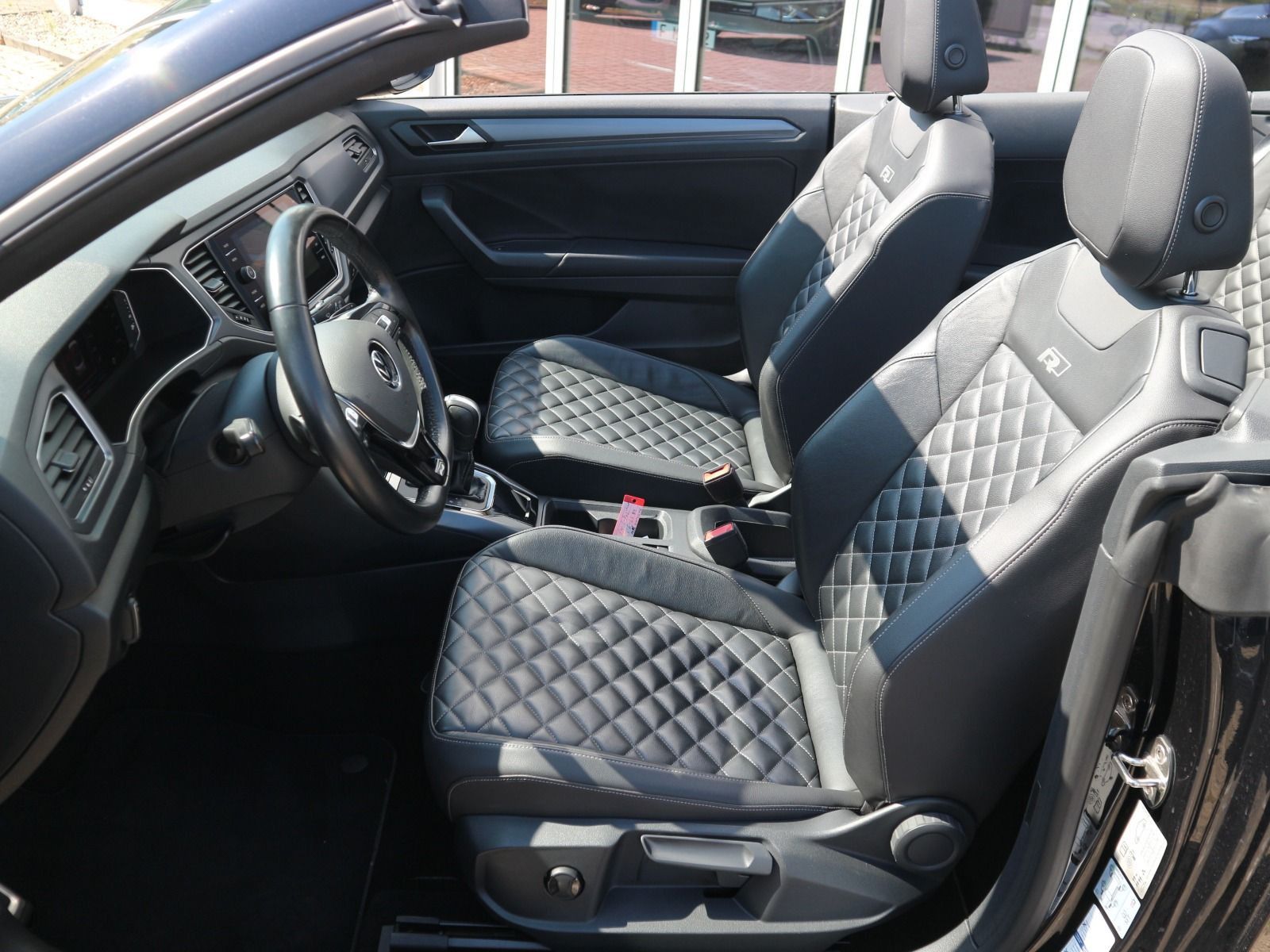 Volkswagen T-Roc R-Line 1.5 TSI DSG - Samsaru's Car Outlet