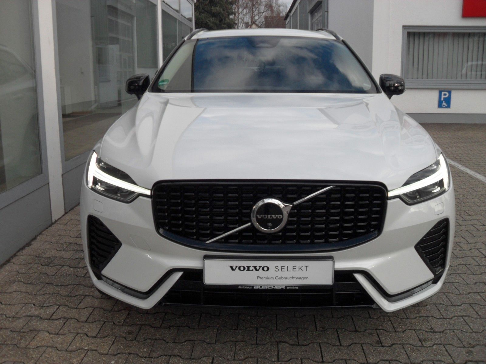 Volvo XC 60 B4 Plus Dark - Samsaru's Car Outlet
