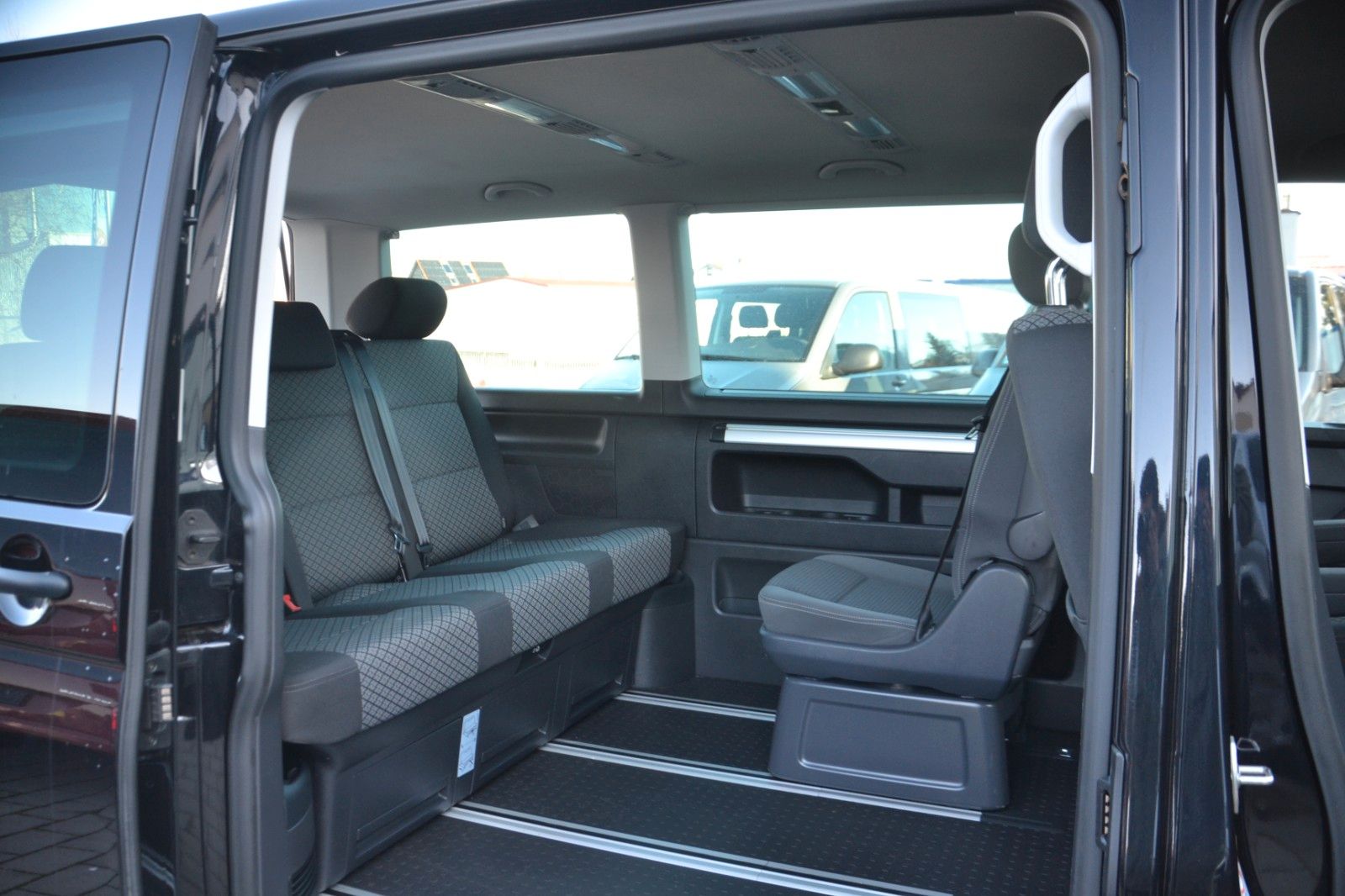 Volkswagen T6.1 Multivan - Samsaru's Car Outlet