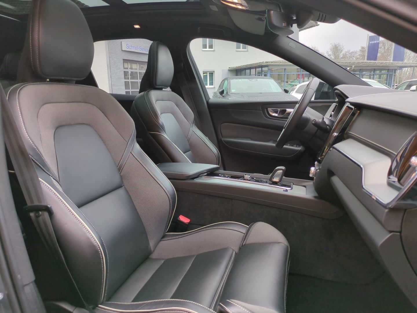 Volvo XC60 R Design Recharge Plug-In Hybrid AWD T8 Twi