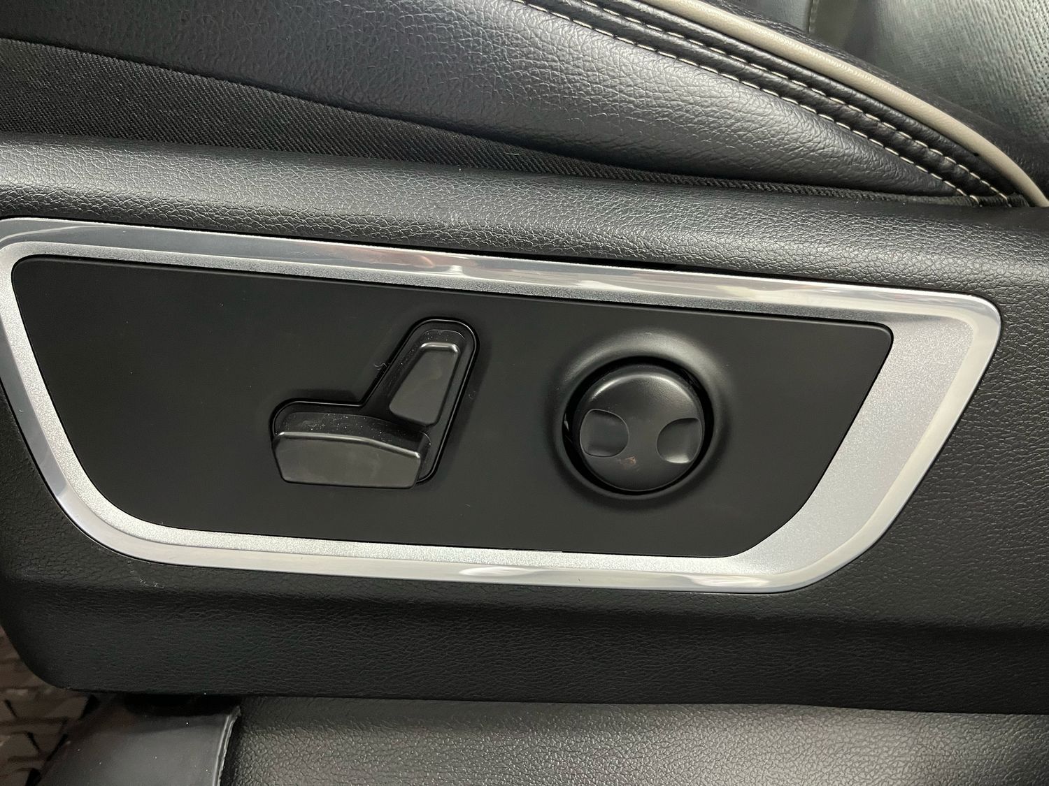 Dodge RAM 5,7l V8 *LARAMIE/12 Zoll Display/LED/AHK/SHZ