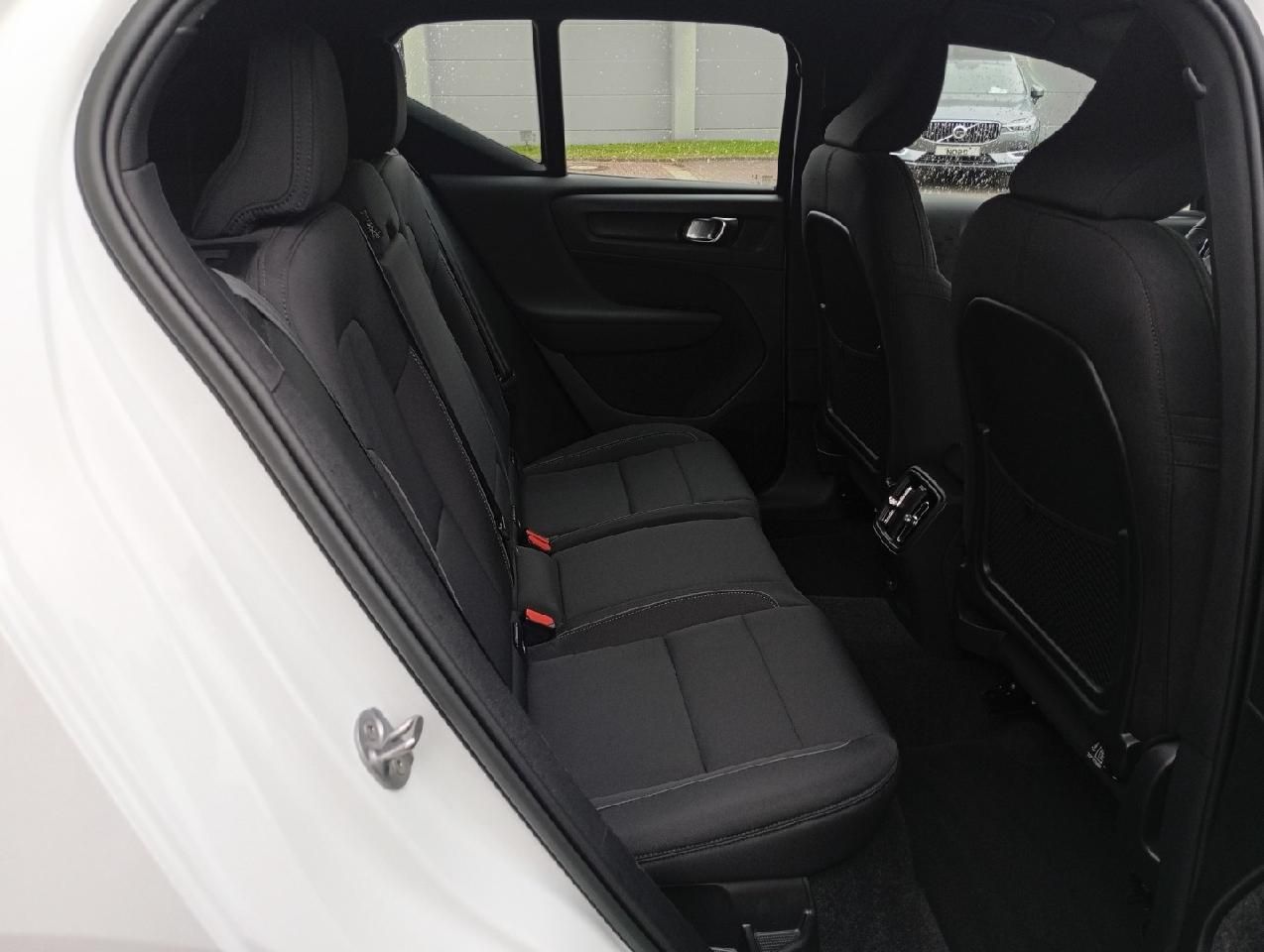 Volvo XC40 Twin Core Pure Electric AWD/AHK/GJR/Wärmepu