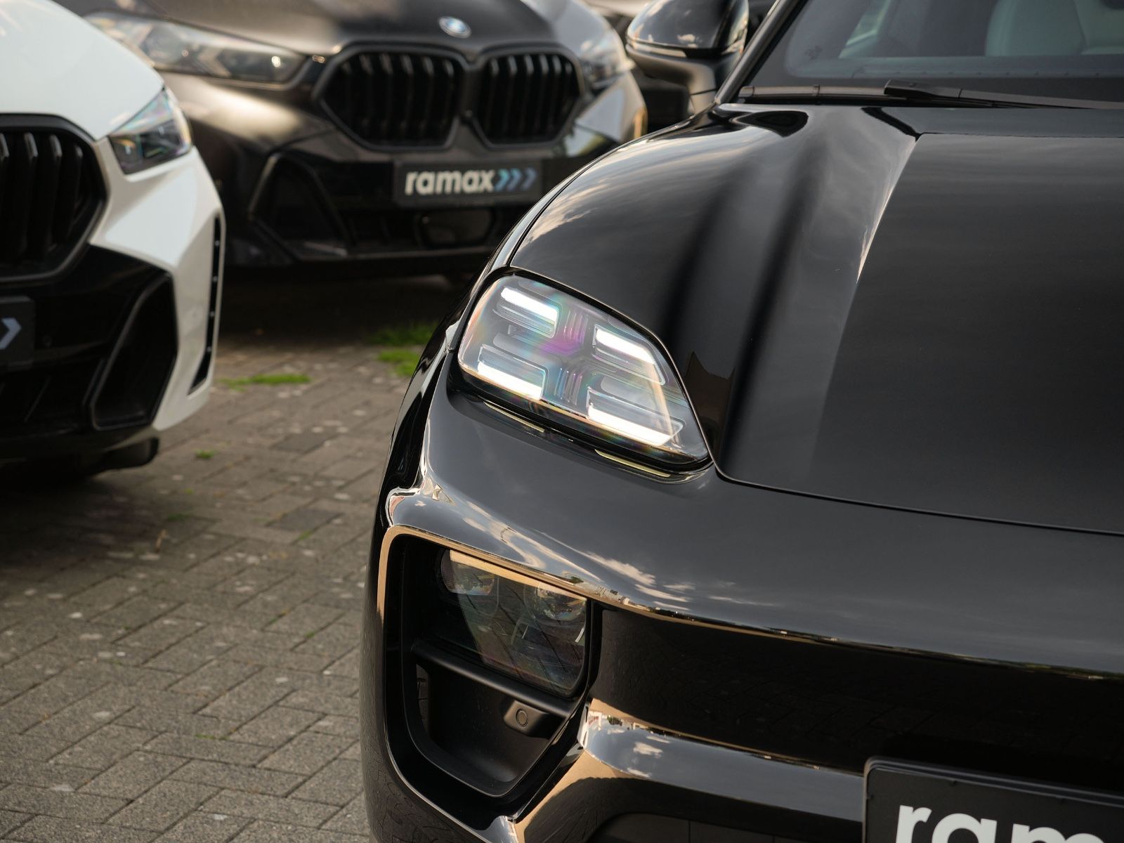 Porsche Macan 4 - Samsaru's Car Outlet