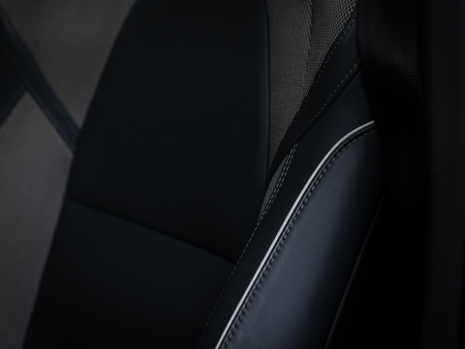 Volvo XC60 R Design Recharge *LED*STDHZ*AHK*360°