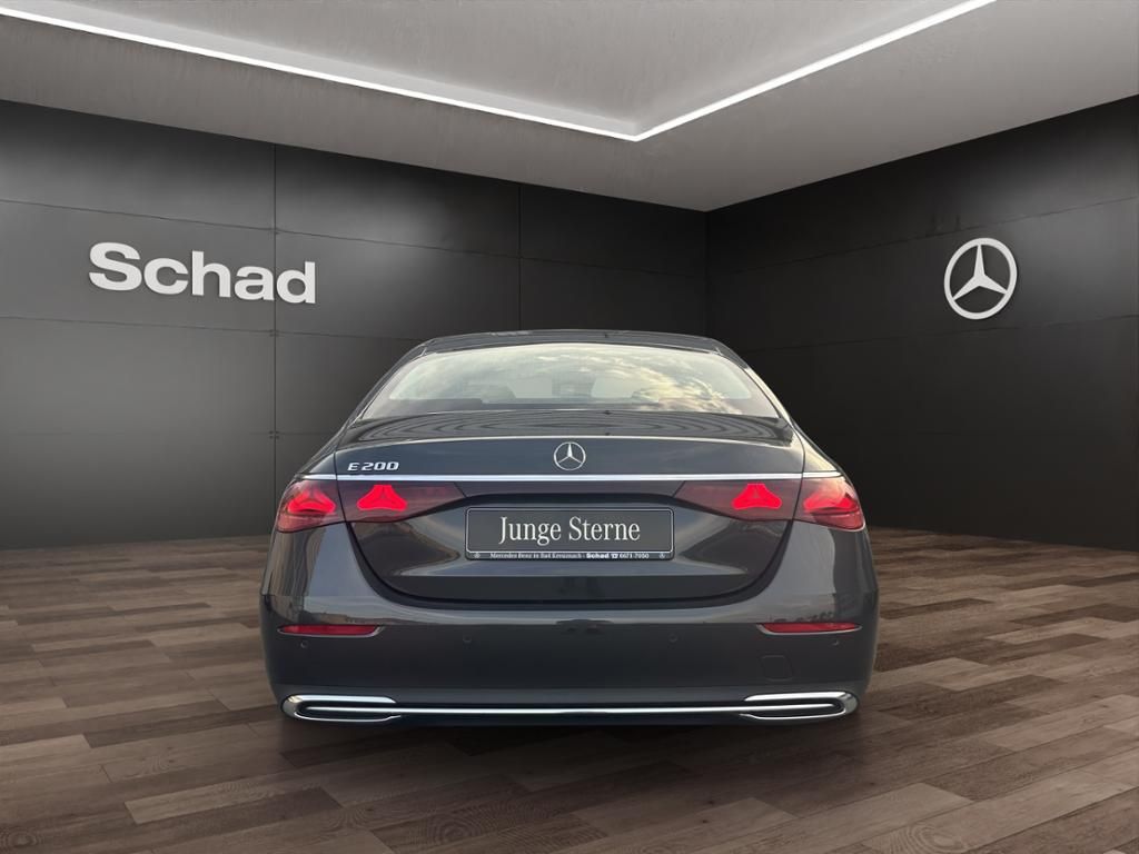 Mercedes-Benz E 200 - Samsaru's Car Outlet