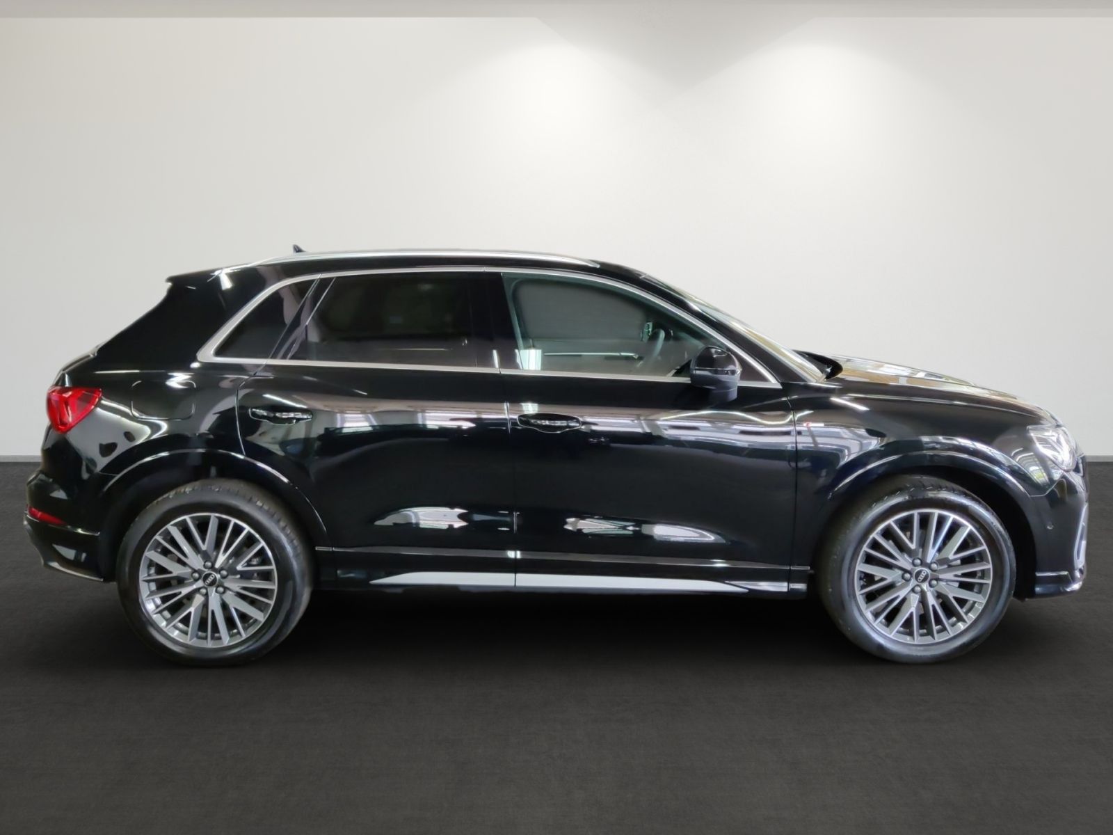 Audi Q3 quattro S line - Samsaru's Car Outlet