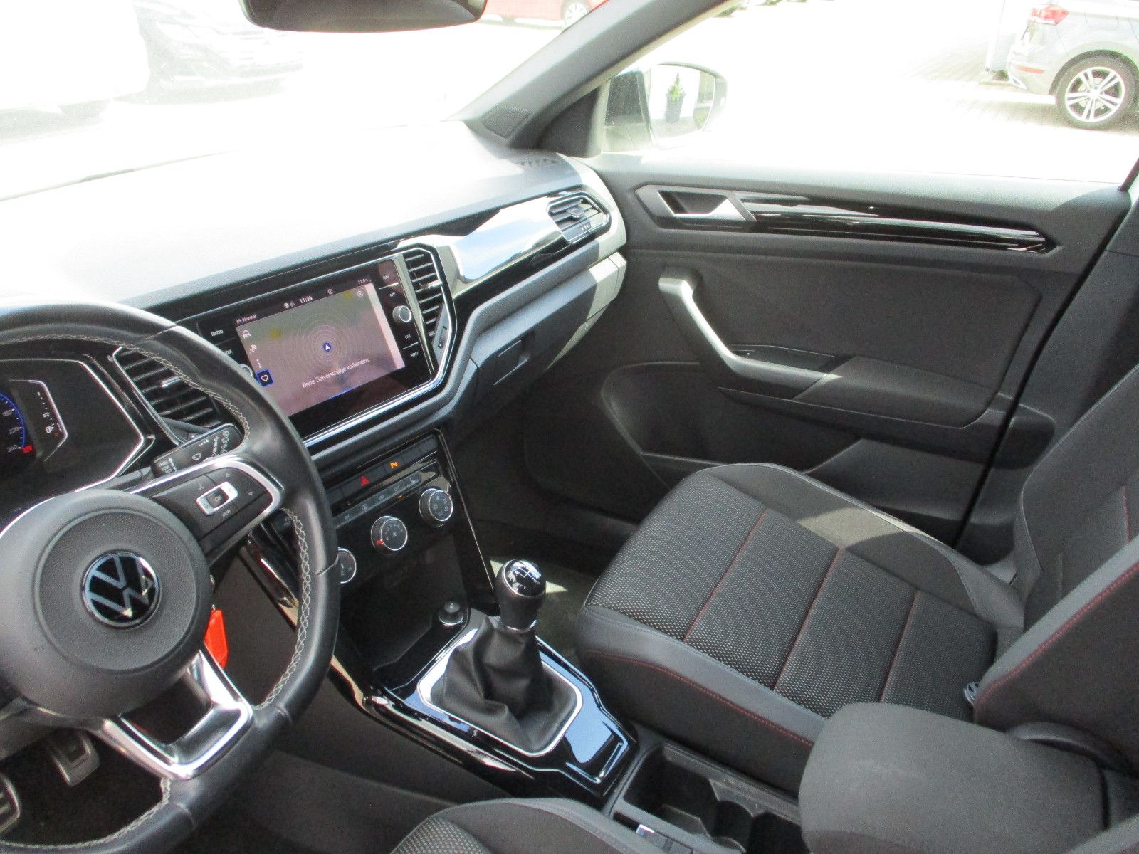 Volkswagen T-Roc Sport - Samsaru's Car Outlet