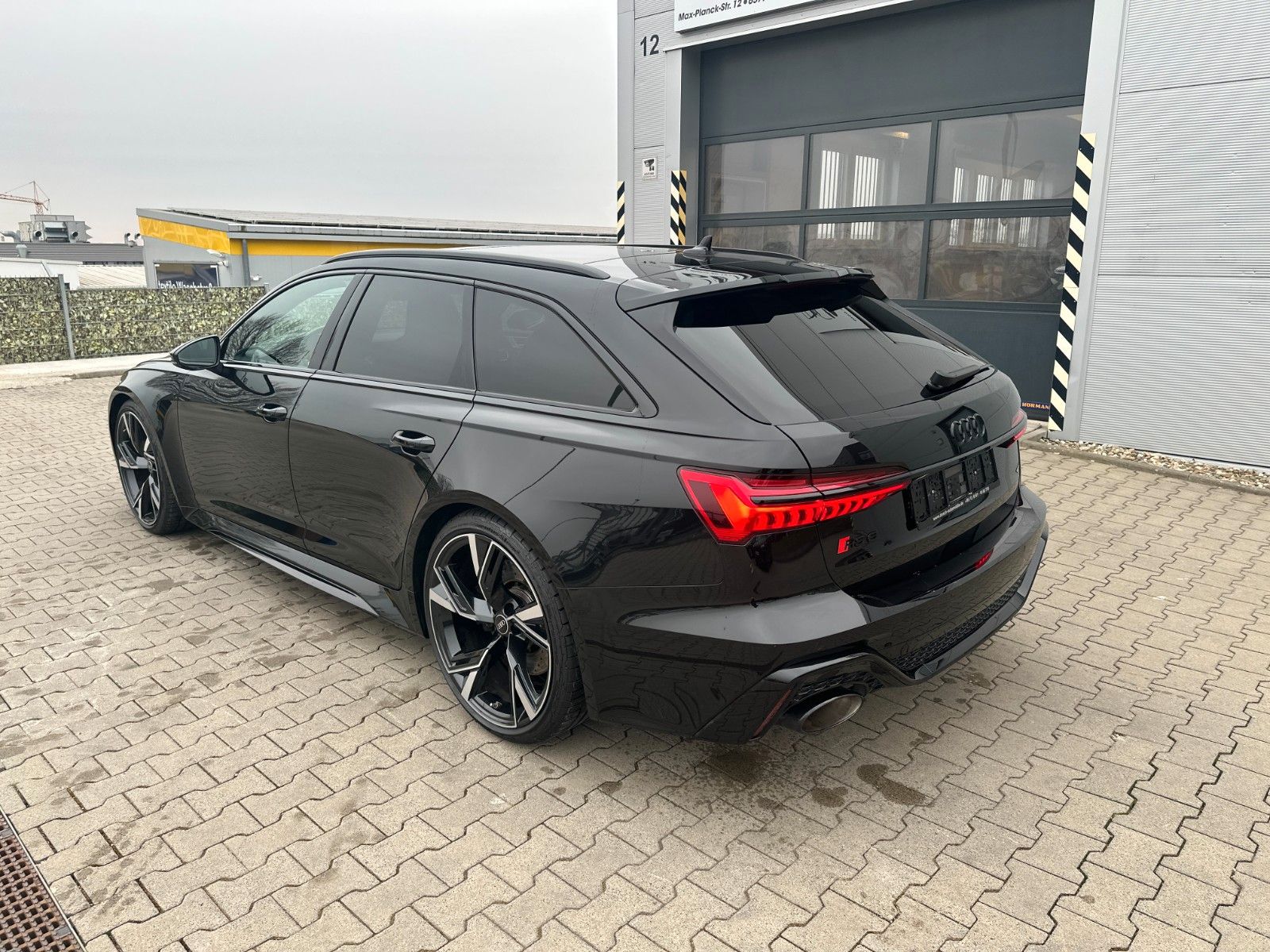 Audi RS 6 Av. 4.0 quattro/Pano/DynamickPak/23"schwarz