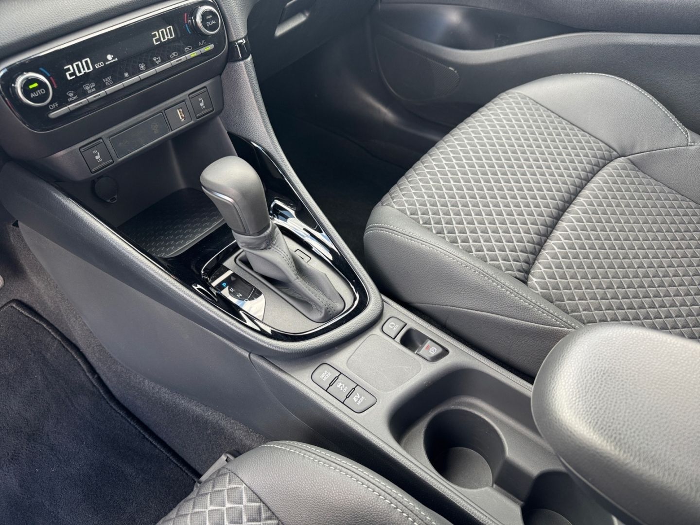 Toyota Yaris Hybrid 1.5 Style *HUD*Teilleder*SHZ*CAM*PD
