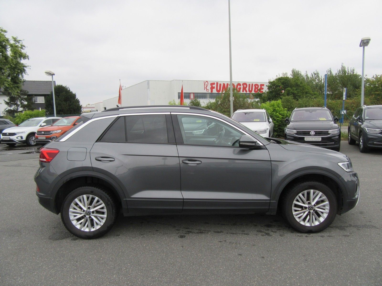 Volkswagen T-Roc R-Line - Samsaru's Car Outlet