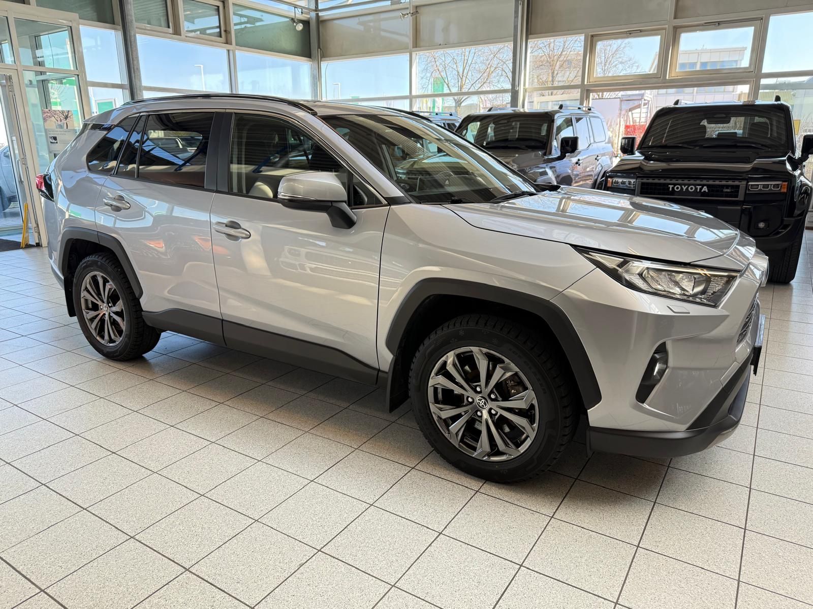Toyota RAV 4 HYBRID 4x4 - Samsaru's Car Outlet