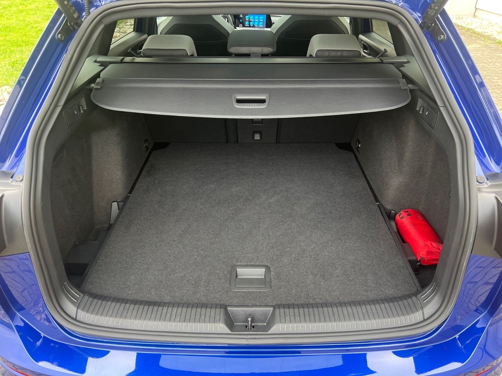 Volkswagen Golf VIII Variant 2.0 TDI R-Line - Samsaru's Car Outlet