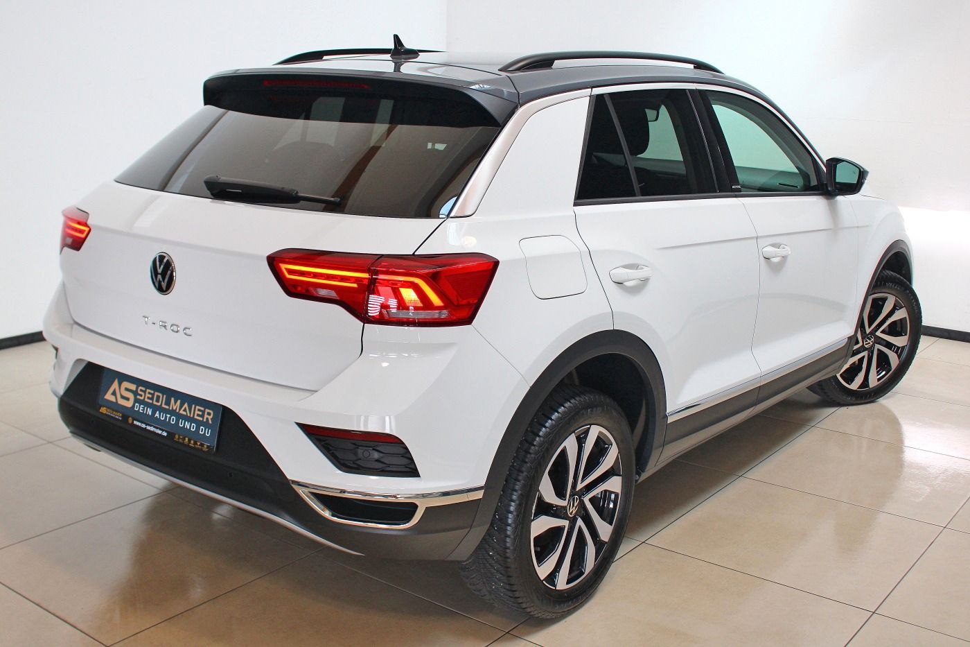 Volkswagen T-Roc 1.5 TSI Active - Samsaru's Car Outlet