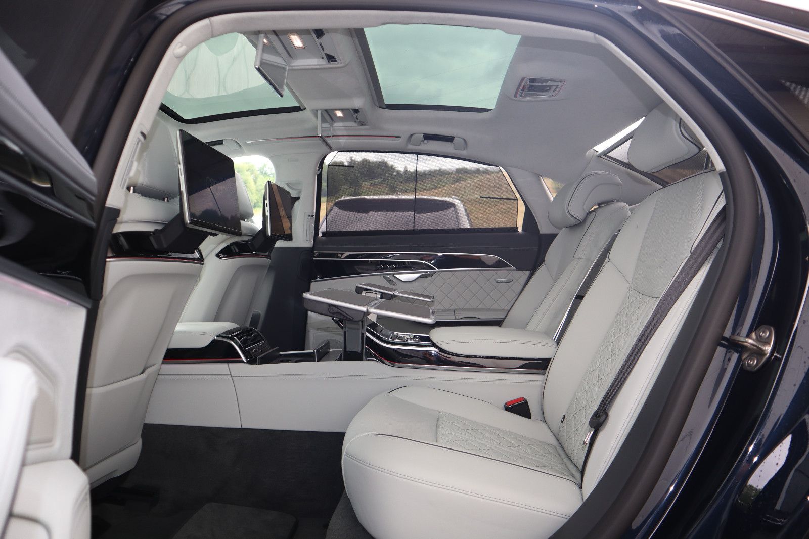 Audi A8L 60 TFSI e lang exclusive - Samsaru's Car Outlet