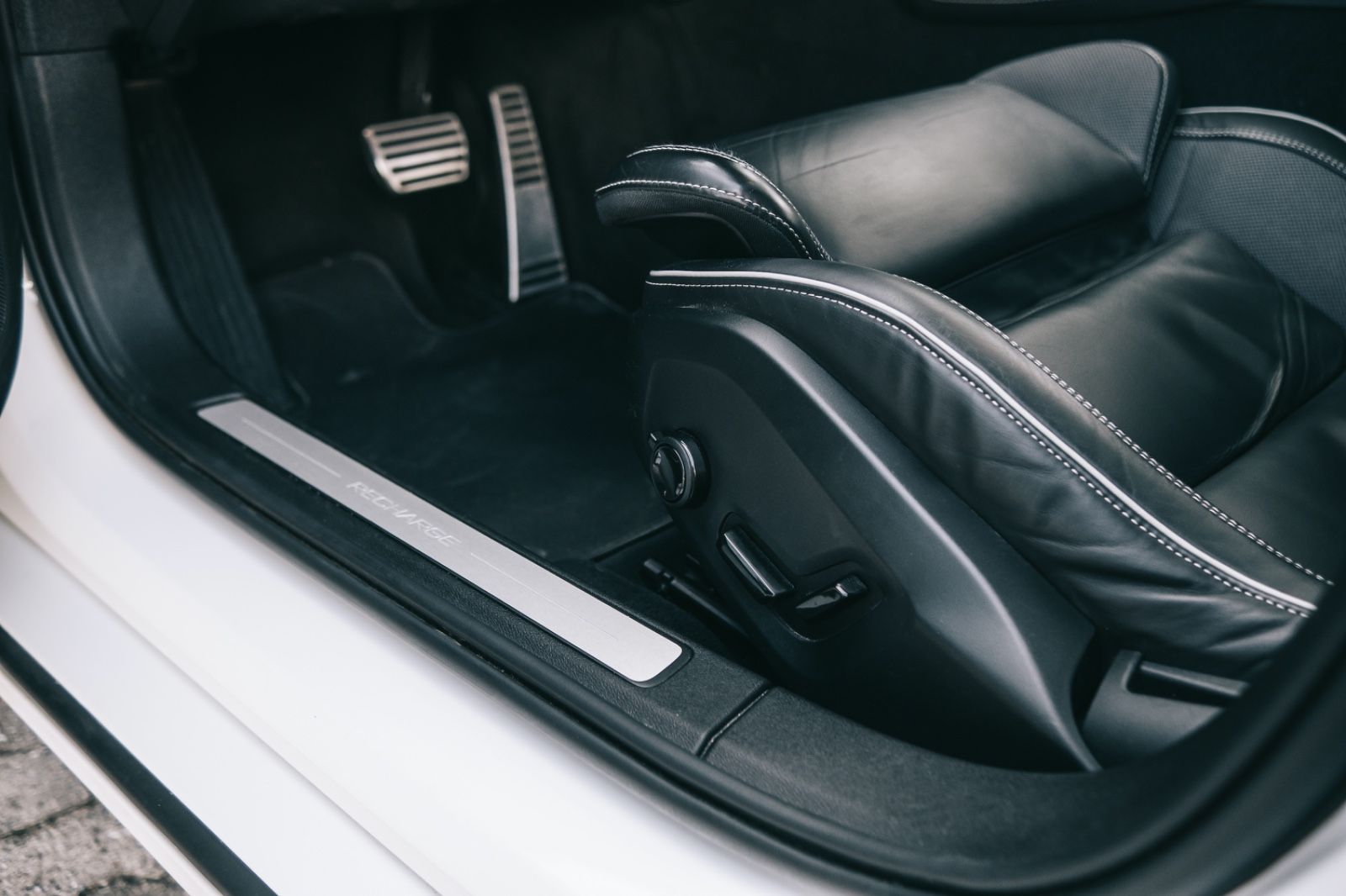 Volvo V60 Kombi R Design Recharge Plug-In Hybrid AWD