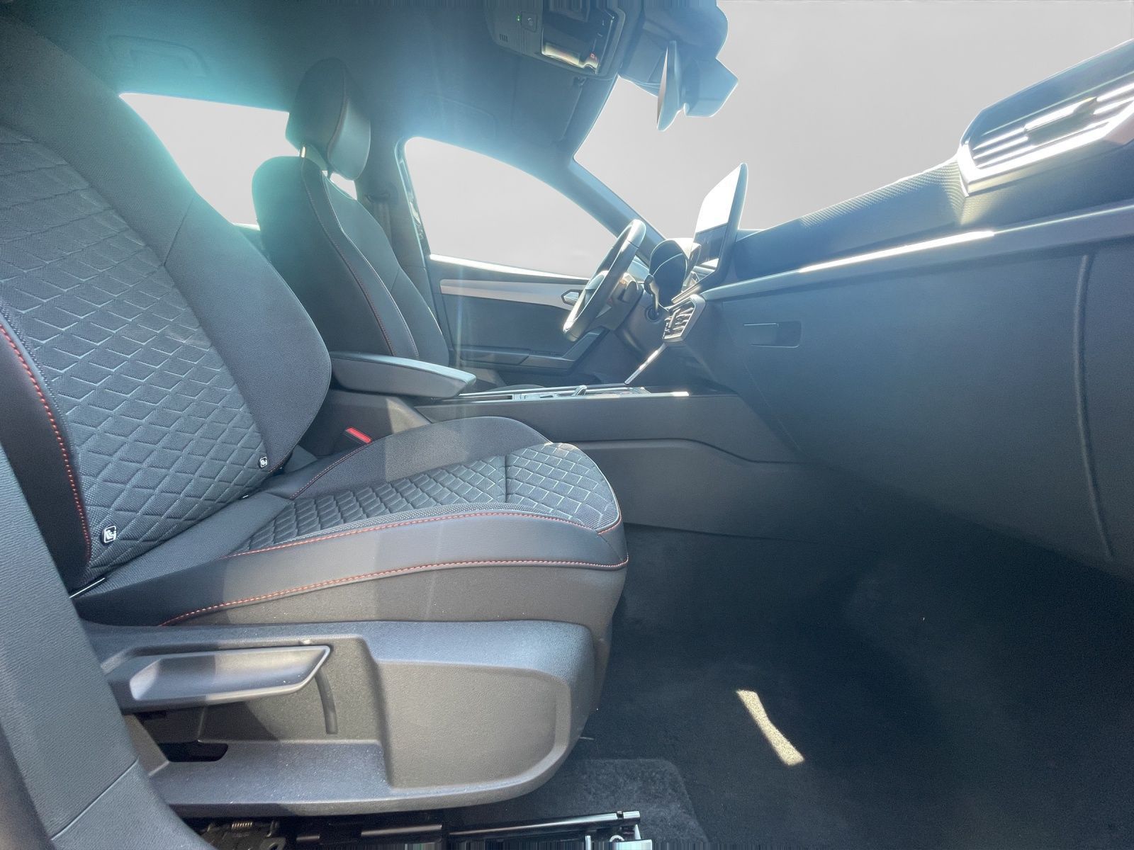 Seat Leon Sportstourer 2.0 TDI DSG FR NAVI AHK SH ACC