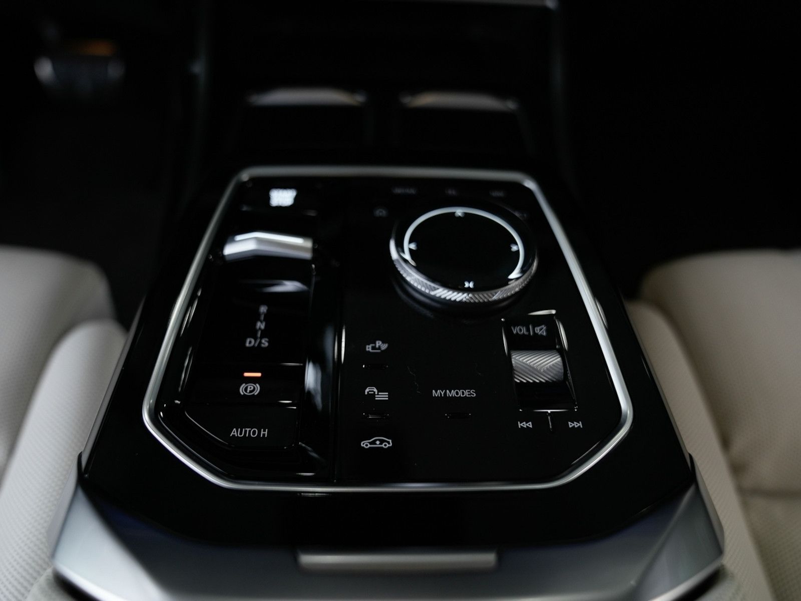 BMW 740d xDrive M SPORT PRO Sky-Lou. Autotür. FOND