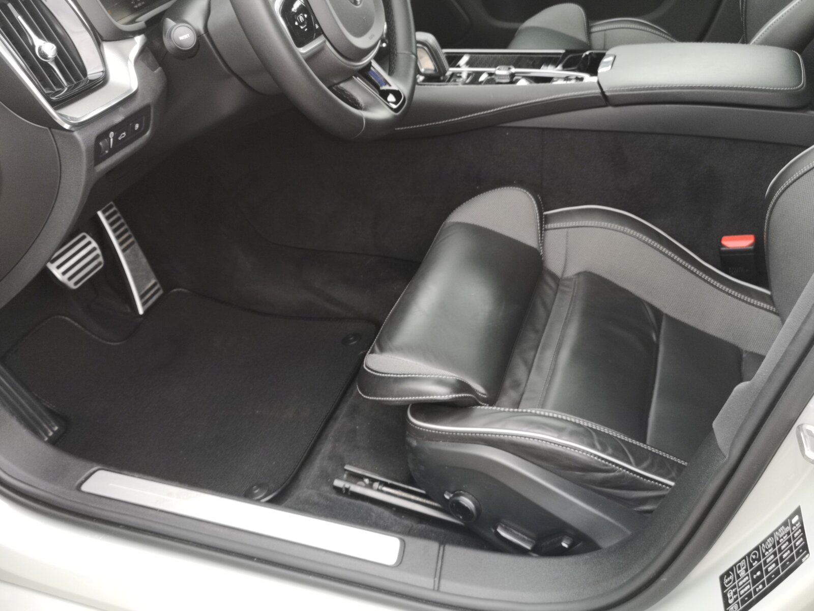 Volvo V60 Recharge T8 Plus Dark Long Range PANO|AHK|