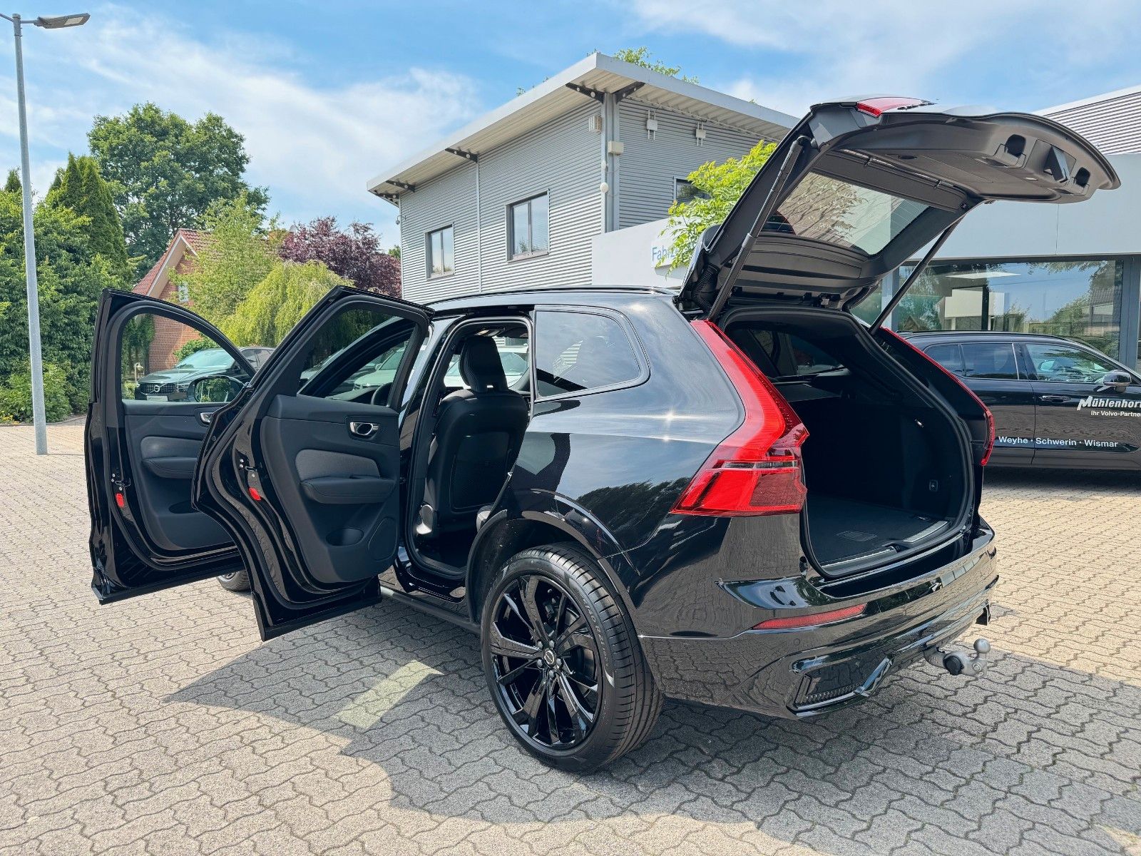 Volvo XC60 B5 B AWD PLUS BLACK EDITION - AHK -
