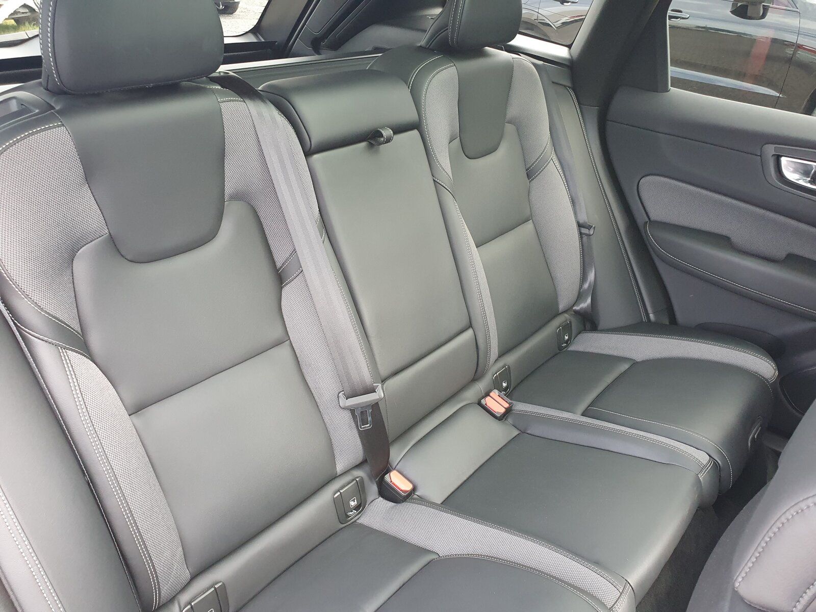 Volvo XC60 Recharge T6 R-Design PANO|
