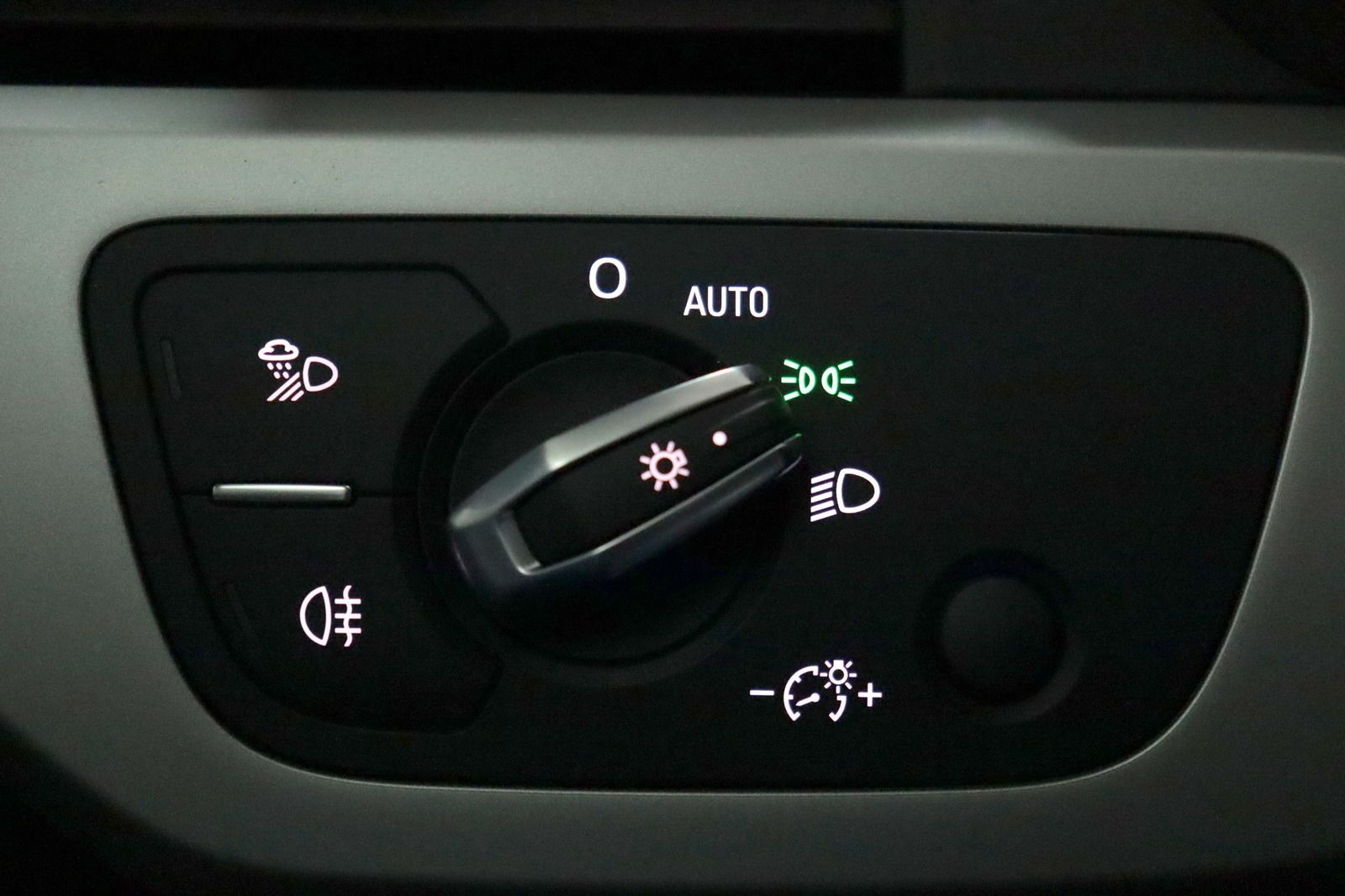 Audi A4 Lim. 40 TFSI Quattro S Line - Samsaru's Car Outlet