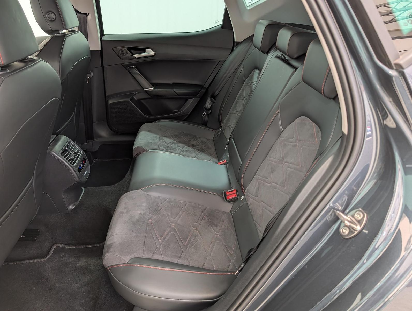 Seat Leon 1.5 eTSI DSG FR AHK|Navi|LED|Winter|18"|ACC