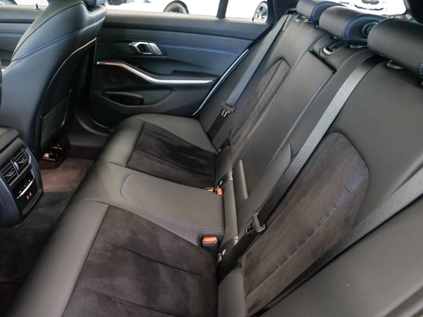 BMW 320d M-Sport Aut - Samsaru's Car Outlet