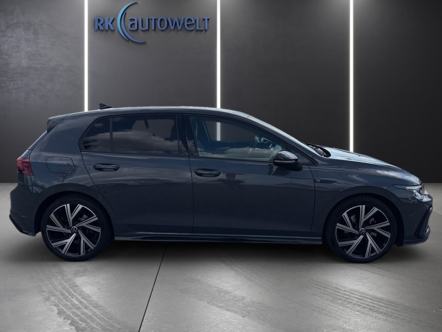 Volkswagen Golf 8 VIII R-Line 1.5 eTSI - Samsaru's Car Outlet
