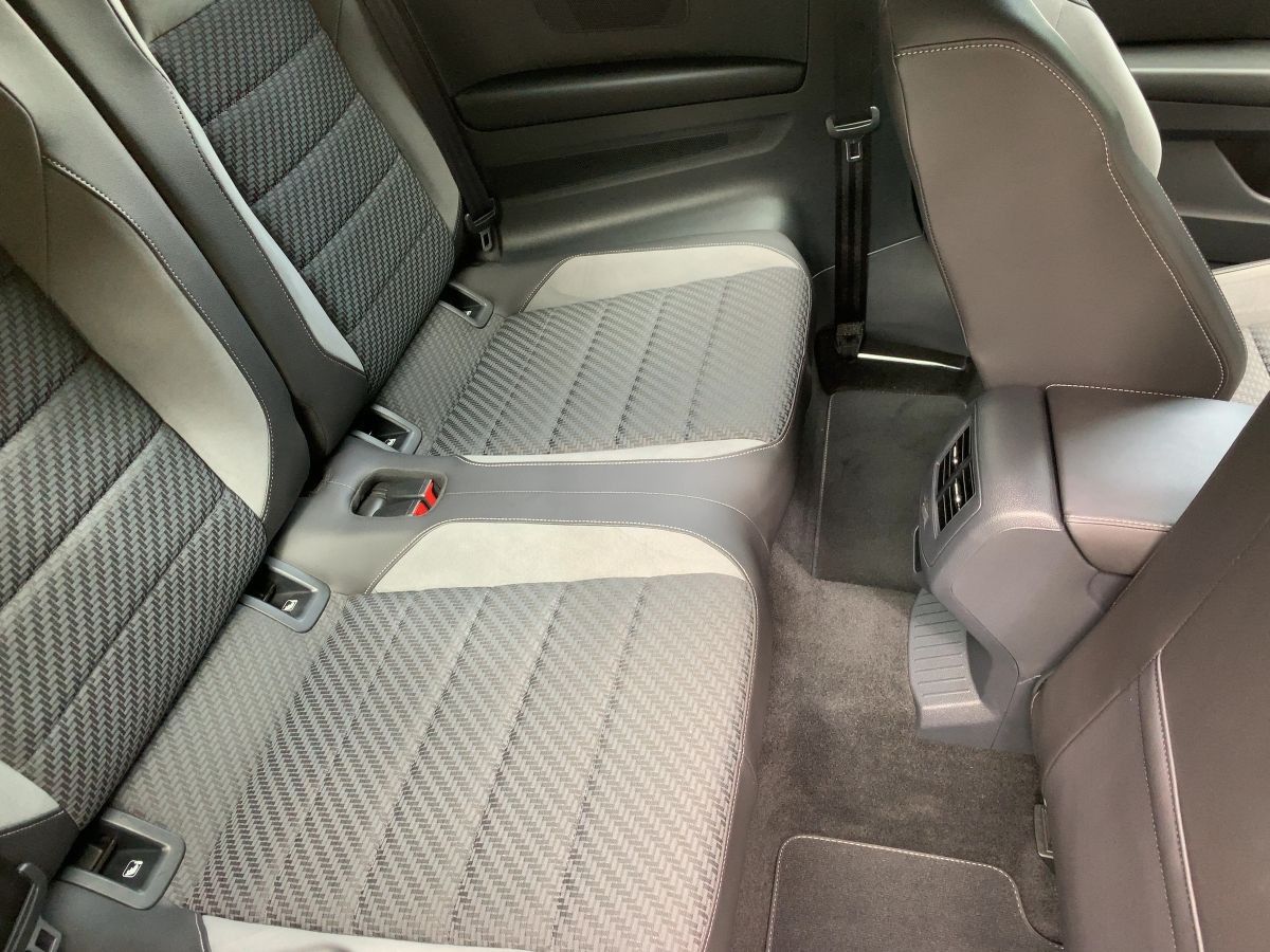 Volkswagen T-Roc 1.5 TSI R-LINE - Samsaru's Car Outlet