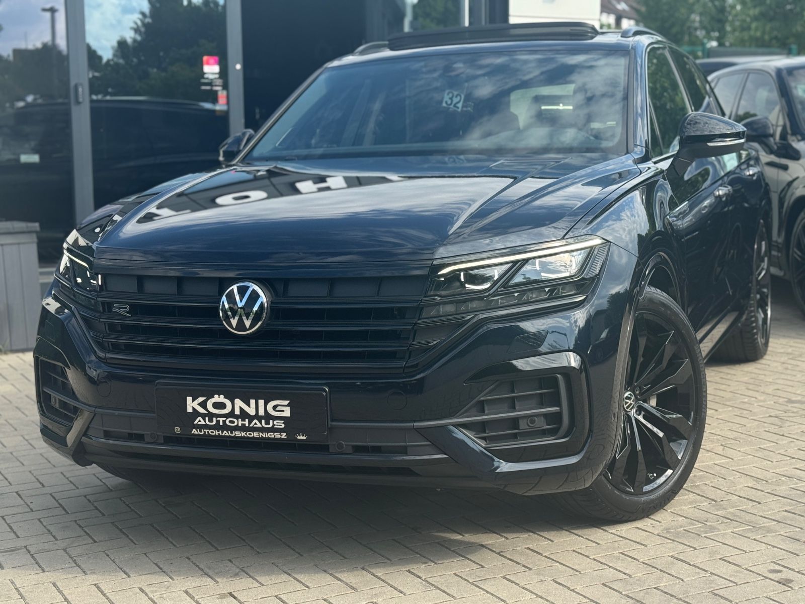 Volkswagen Touareg R-Line 4M Black - Samsaru's Car Outlet
