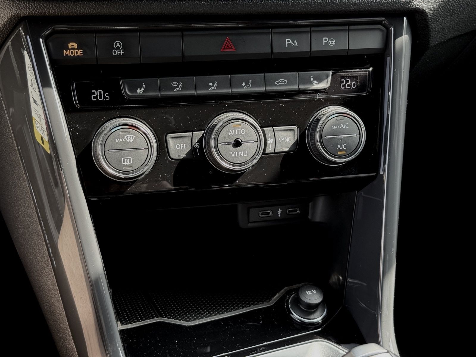 Volkswagen T-Roc 2.0 TDI DSG R-LINE - Samsaru's Car Outlet