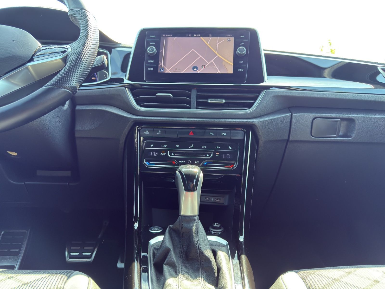 Volkswagen T-Roc 1.5 TSI DSG R-LINE - Samsaru's Car Outlet