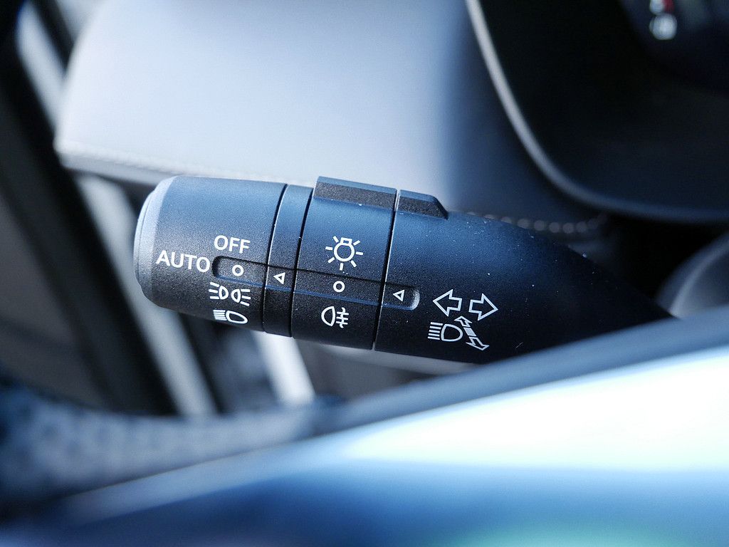 MG ZS Hybrid+ Luxury SHZ KAMERA NAVI ACC LED 360°