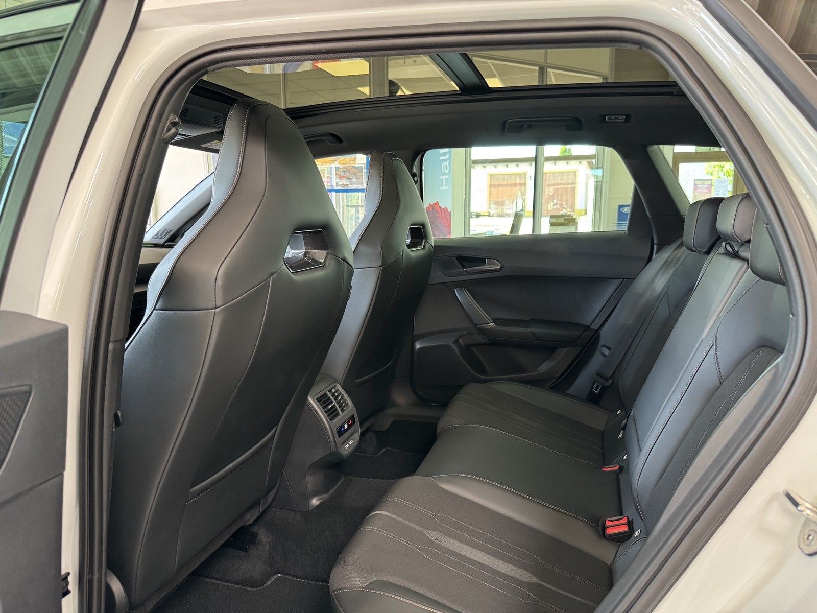 Cupra Leon Sportstourer VZ 4Drive - Samsaru's Car Outlet