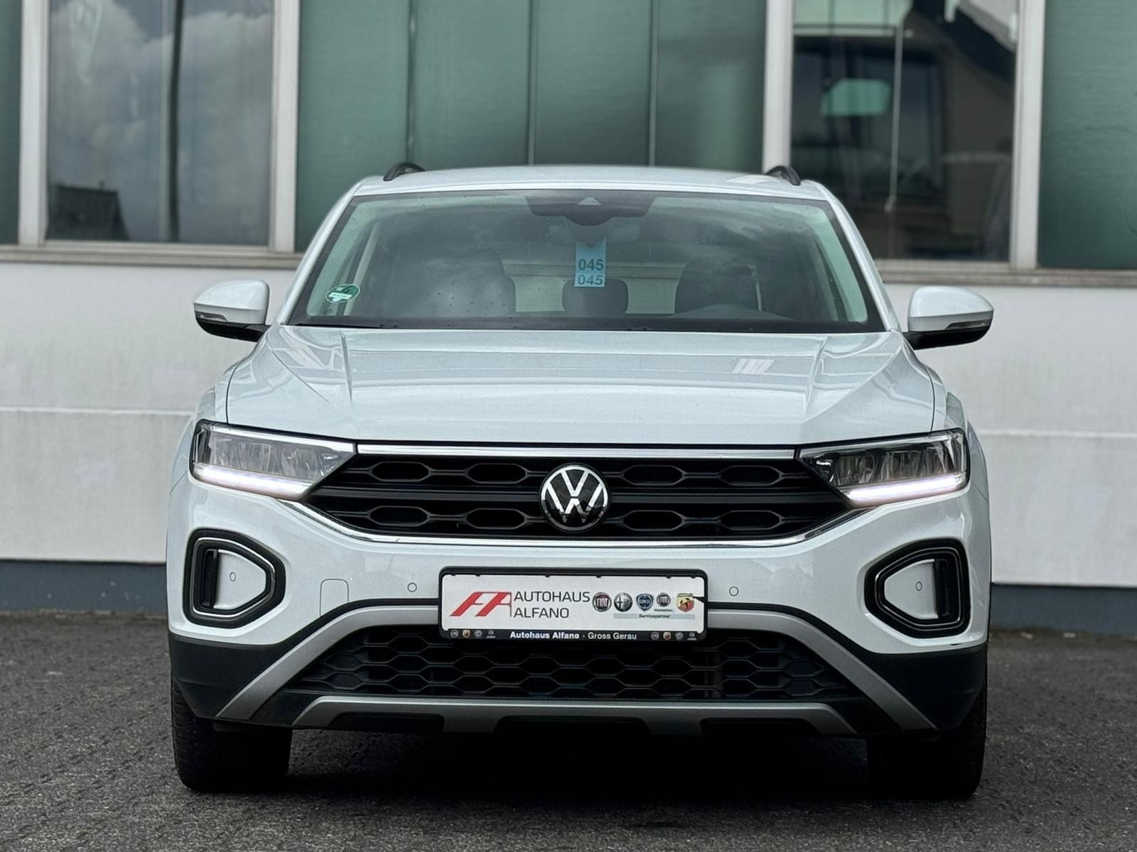 Volkswagen T-Roc Life - Samsaru's Car Outlet