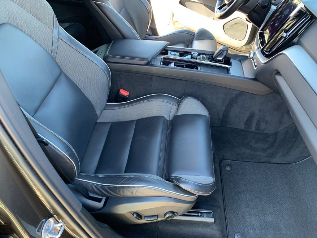 Volvo XC60 B4 D AWD Plus Dark,PANO,AHK,LED