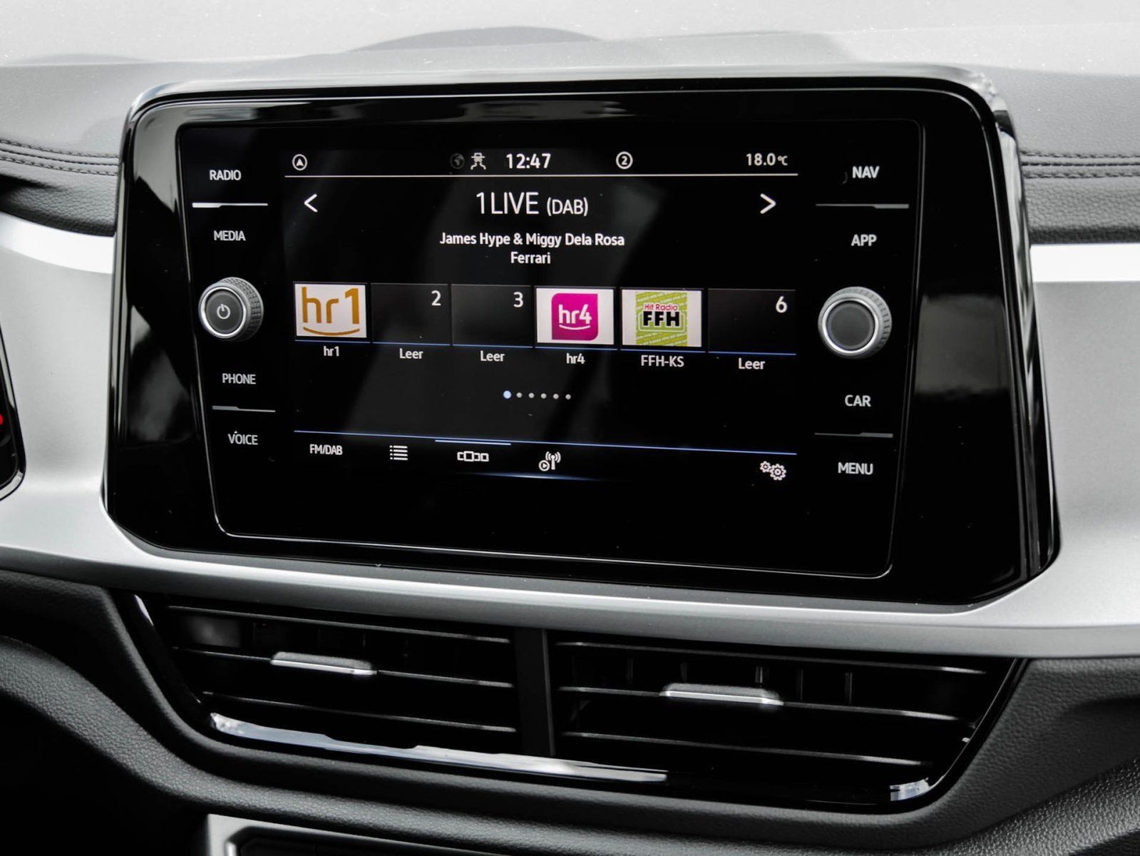 Volkswagen T-Roc Life 1.0 l TSI - Samsaru's Car Outlet