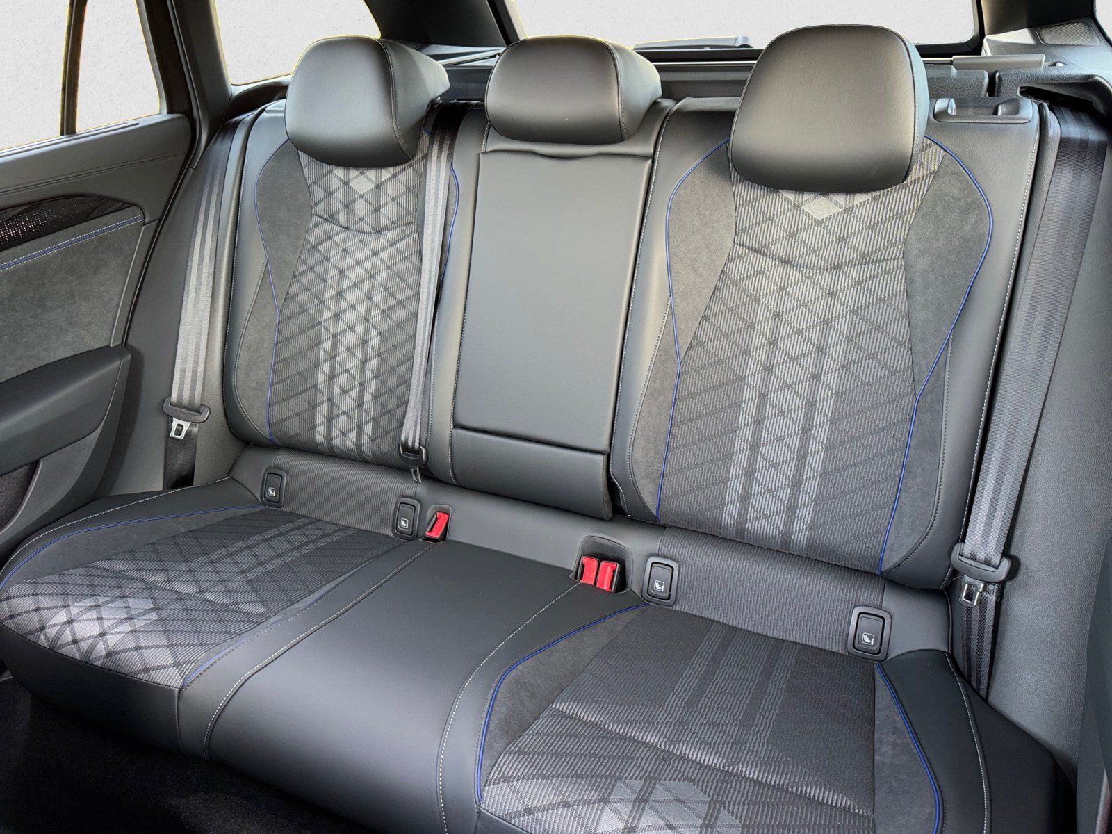 Volkswagen Passat Variant R-Line TDI DSG 4Motion|AHK|NAVI|A